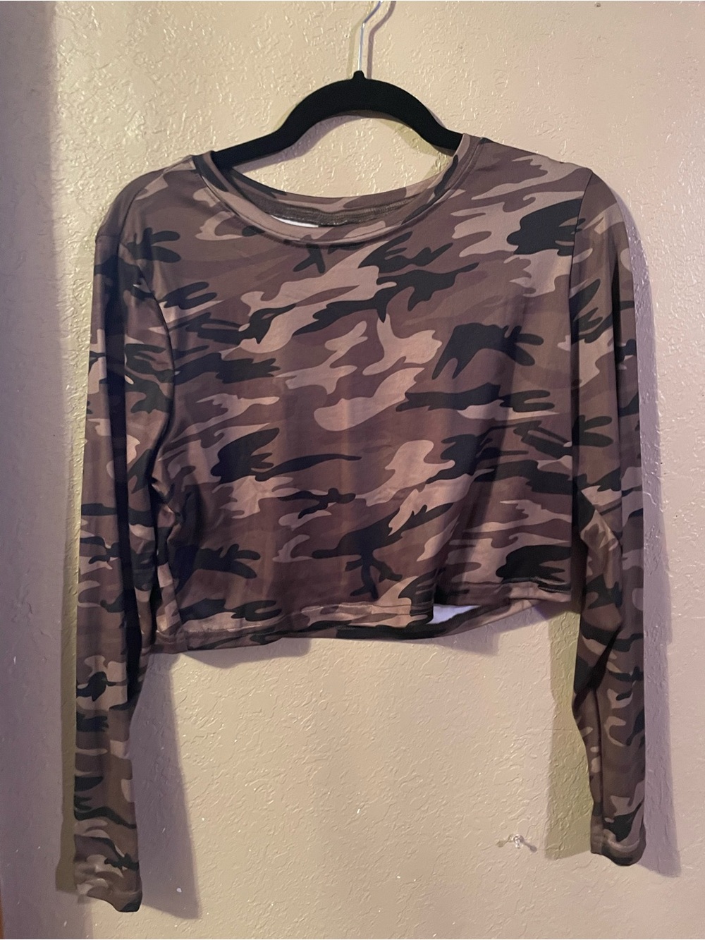 SHEIN Gray & Black Camo Long-Sleeve Crop Top